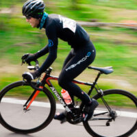 Billede af cykelrytter iført trøje med ange ærmer
